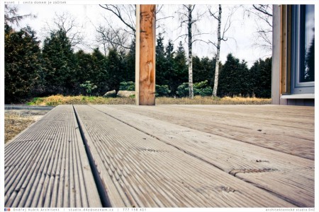 Palubová podlaha terasy příjemně šedne. U dřeva se jedná o přirozený proces, proti kterému nemá cenu bojovat. 